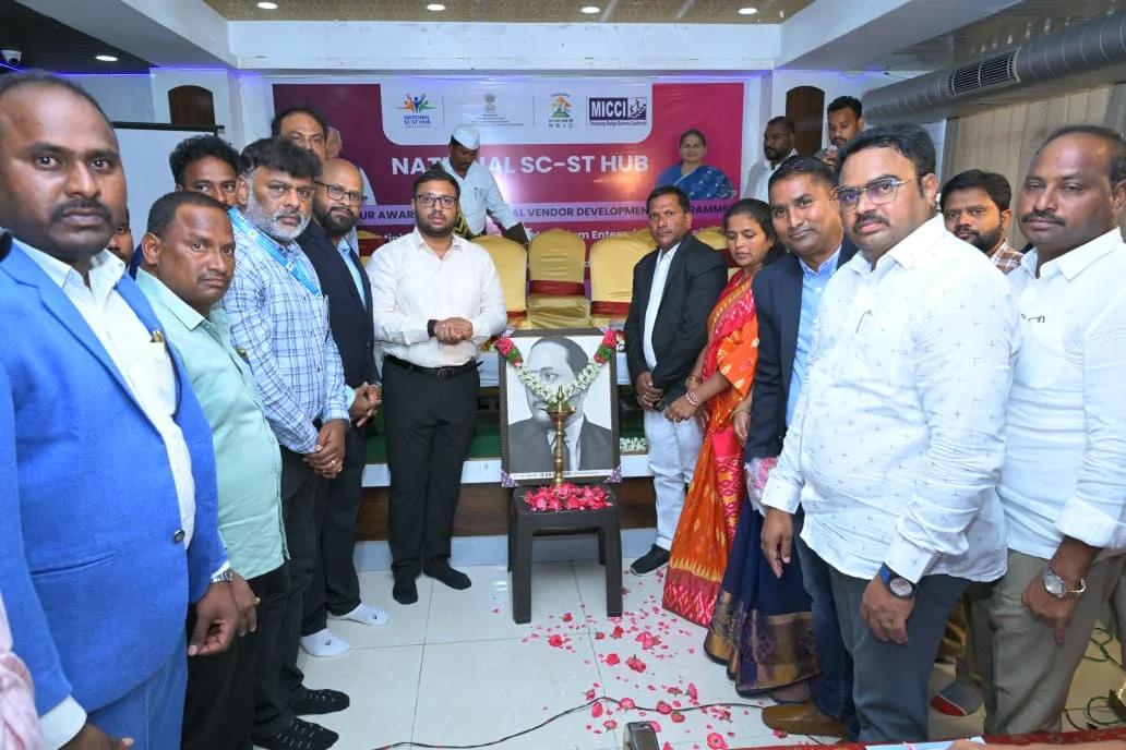 స్వయం ఉపాధితో యువత ముందుకు రావాలి: కలెక్టర్ తేజస్ నంద్ లాల్ పవార్