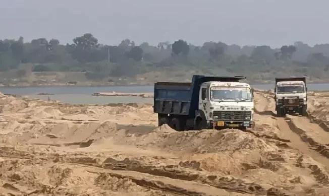 ఇసుక ఓవర్‌లోడింగ్‌పై తెలంగాణ సర్కార్ కఠిన చర్యలు.. రూ.2,000 జరిమానా, రిపీట్ ఉల్లంఘనలకు బ్లాక్‌లిస్ట్