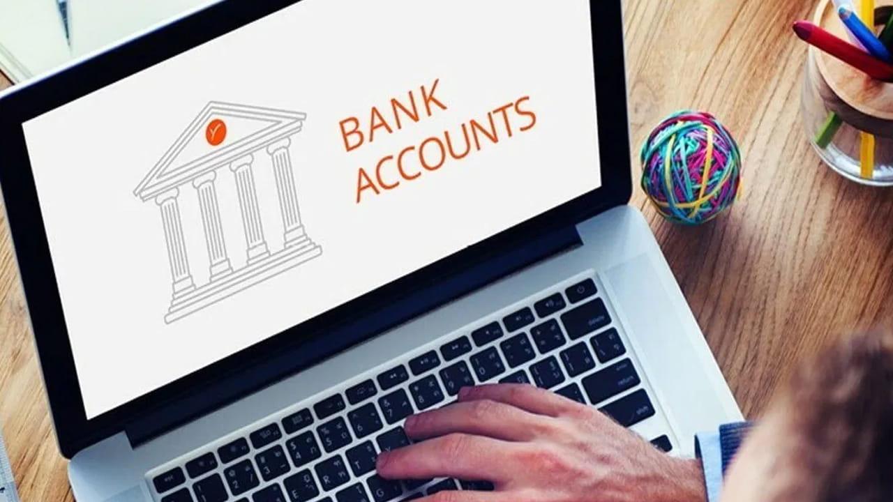 Bank Accounts: ఒకటి కంటే ఎక్కువ బ్యాంక్ అకౌంట్లను వాడుతున్నారా..? ఈ తప్పులు చేస్తే ఆర్ధిక కష్టాలే..