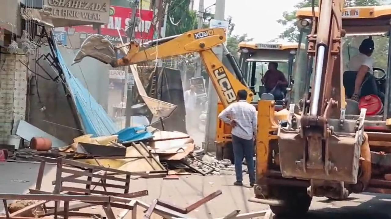 పుష్పలాగా ఎవ్వరు అడ్డు వచ్చినా తగ్గేదేలే.. ఫుట్‌పాత్‌లన్నీ క్లియర్