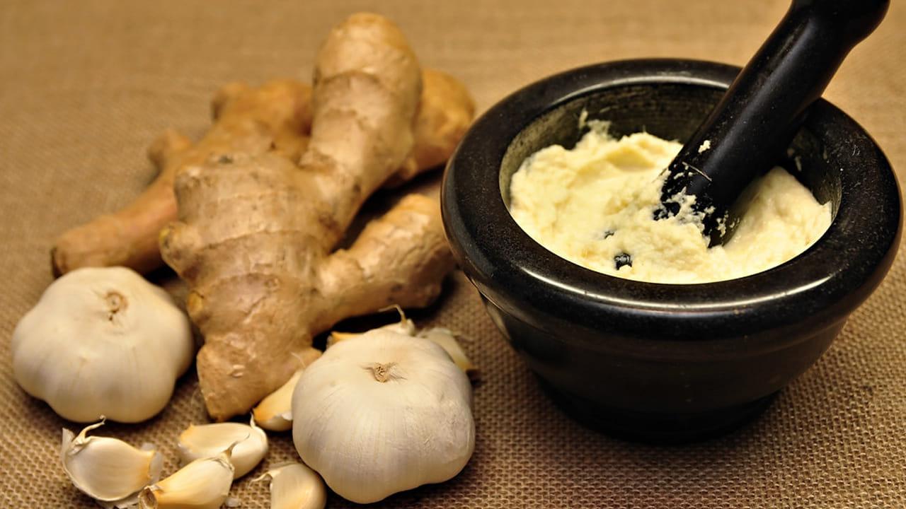 అల్లం వెల్లుల్లి పేస్ట్ నెలల తరబడి తాజాగా ఉండాలా? ఈ చిన్న కిచెన్ ట్రిక్ పాటించండి!