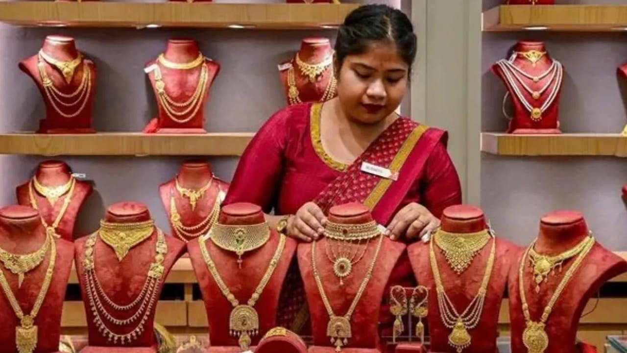 Gold Prices: బంగారం ధరలపై ఊహించని పరిణామం.. ఒక్కసారిగా ధరల్లో మార్పులు.. శుక్రవారం ఎలా ఉన్నాయంటే..?