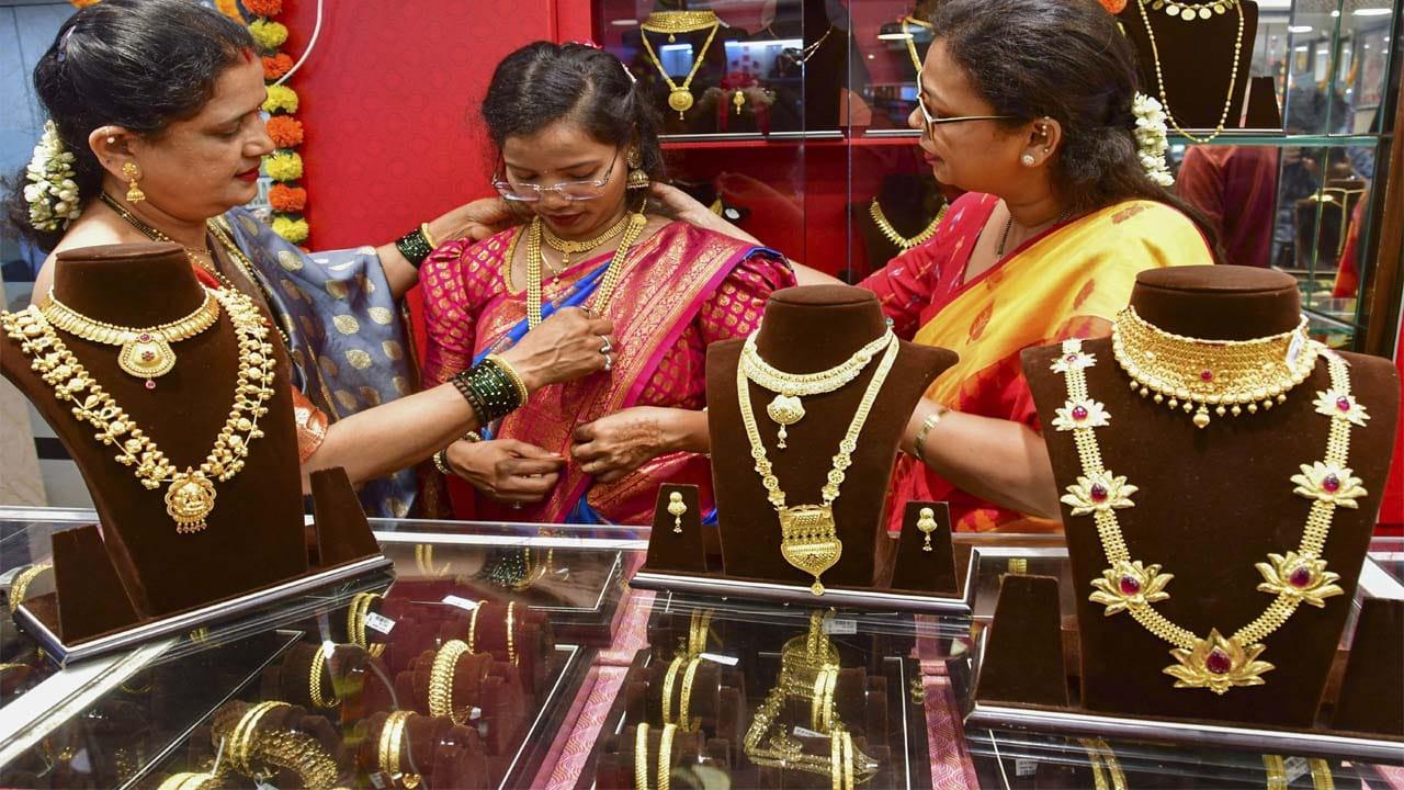 Gold Price Today: మగువలకు తీపి కబురు.. భారీగా తగ్గిన బంగారం, వెండి ధరలు.. ఎంతో తెలిస్తే ఇప్పుడే కొనేస్తారు..!