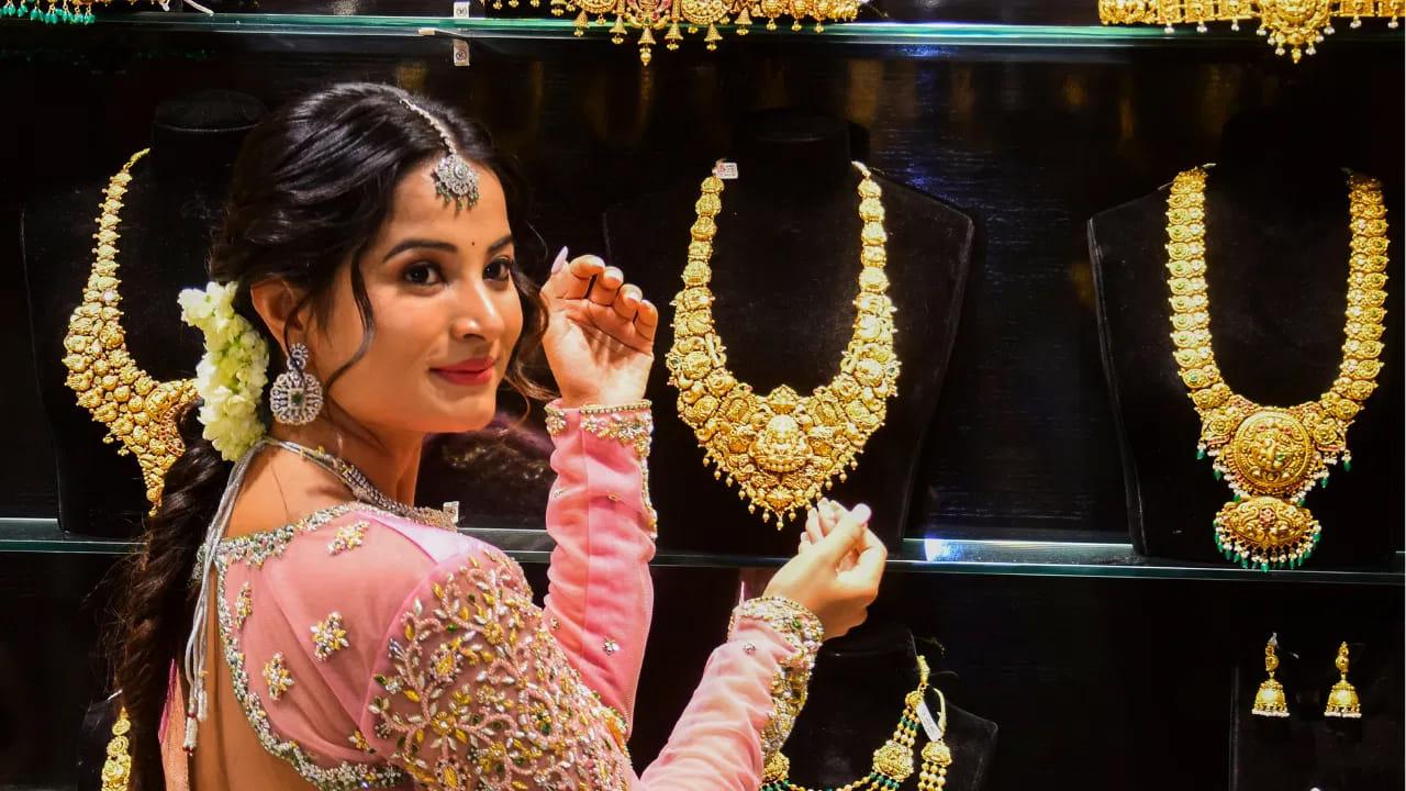 Gold Price: మహిళలకు గుడ్‌న్యూస్‌.. భారీగా తగ్గిన బంగారం ధరలు.. వెండిపై ఎంతంటే..!