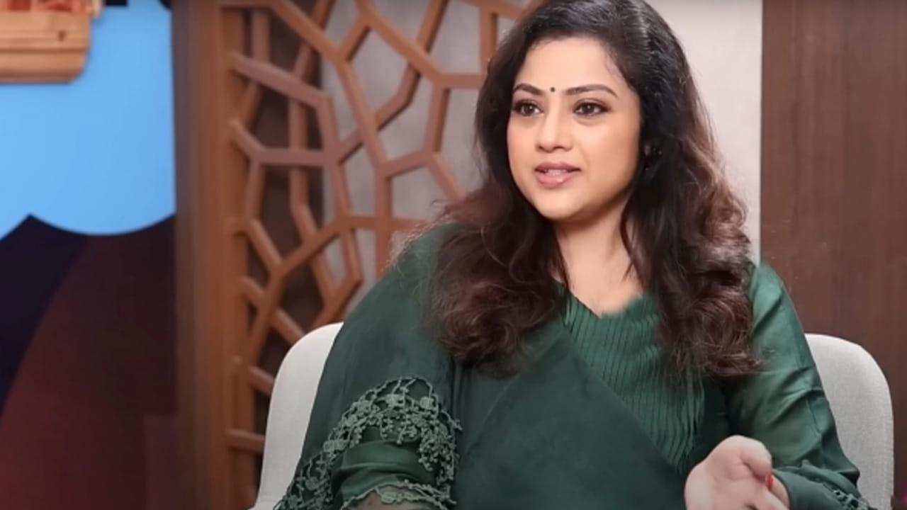 Meena: ఆ హీరో ఊటీలో తన హోటల్‏కు రమ్మని పిలిచాడు.. కానీ వెళ్లకపోవడానికి కారణం ఇదే.. మీనా.