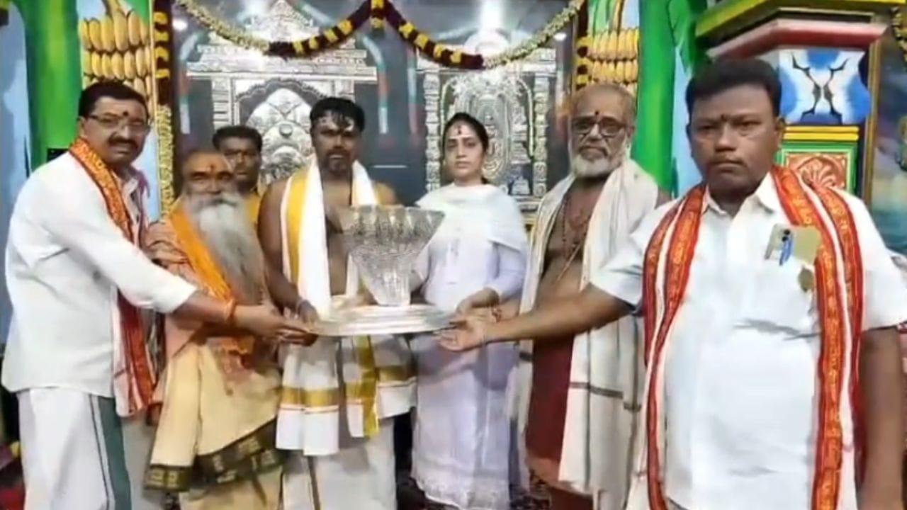 Srisailam: శ్రీశైలం మల్లన్న దేవస్థానానికి 2 కేజీల నాగాభరణాన్ని విరాళంగా ఇచ్చిన హైదరాబాద్‌ భక్తులు