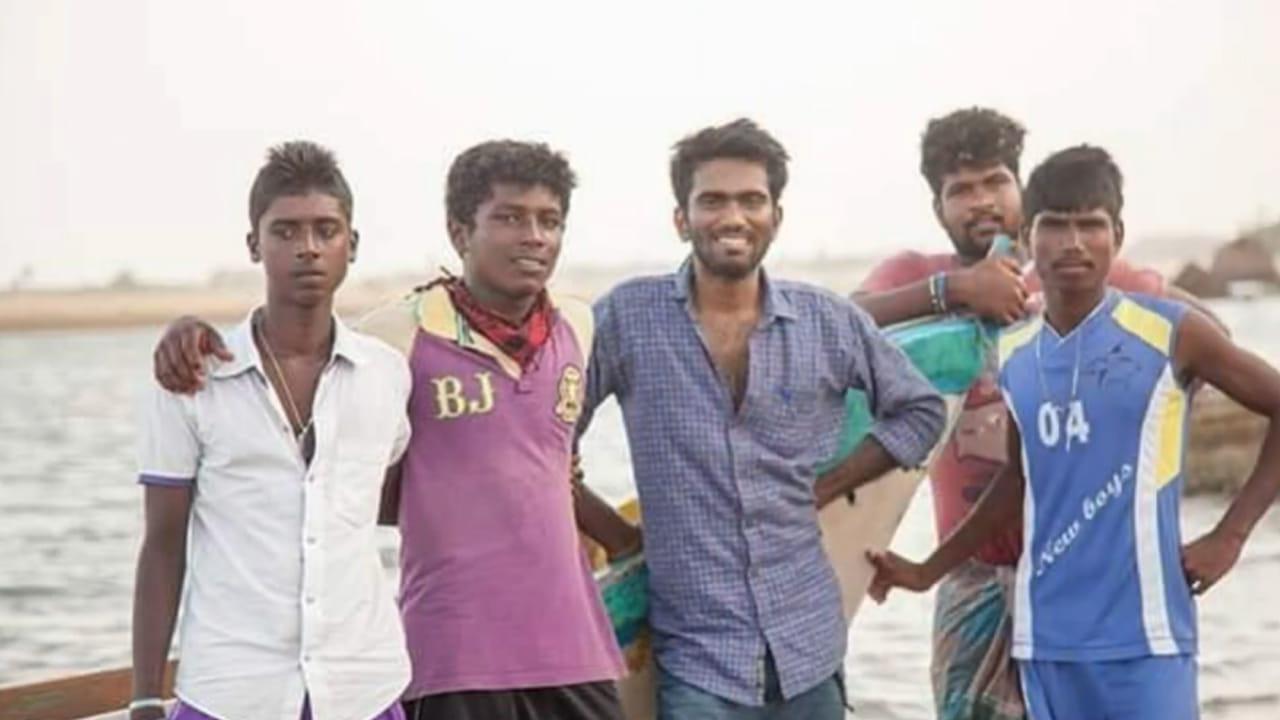 Tollywood: ఈ ఫొటోలో ఒక స్టార్ హీరో ఉన్నాడు.. ఎవరో గుర్తు పట్టారా? సినిమా తీశాడంటే వంద కోట్లు రావాల్సిందే