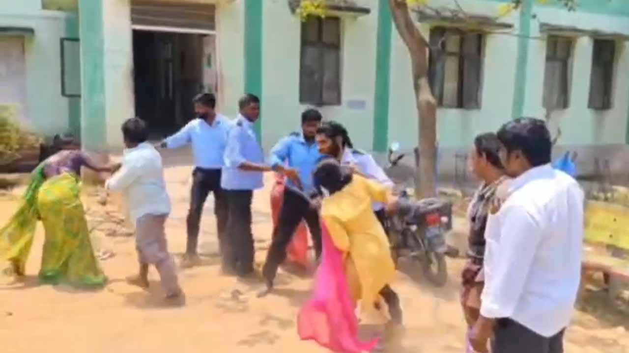 ప్రభుత్వ ఆసుపత్రిలో రచ్చ.. చెప్పుల కోసం పొట్టుపొట్టుగా కొట్టుకున్న మహిళలు!