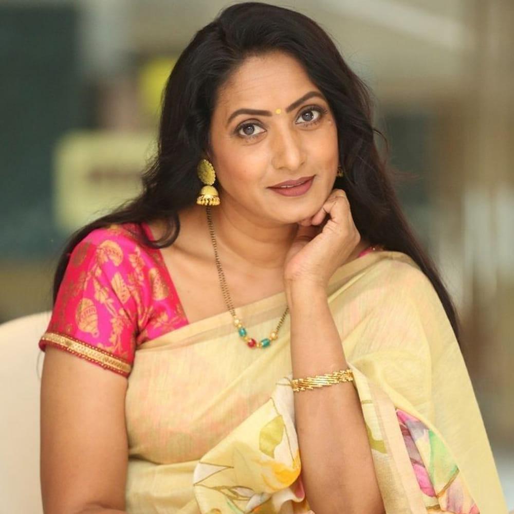 Aamani : ఆ ఒక్కటి అస్సలు తినను.. ఉదయం నుంచి రాత్రి వరకు డైట్ ప్లాన్ ఇదే.. ఆమని..