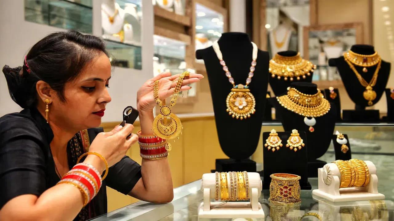 Gold Price: గుడ్ న్యూస్.. ఇవాళ మరింత తగ్గిన బంగారం ధరలు.. తెలుగు రాష్ట్రాల్లో తులం ఎంతంటే..?