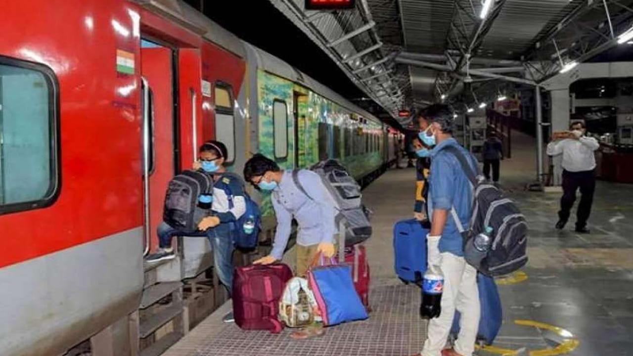 Indian Railways: రైలు టికెట్ లేదా? అర్జెంట్‌గా వెళ్లాలా? టికెట్ లేకుండానే రైలు ఎక్కవచ్చు.. రైల్వే రూల్స్ ఇవే!