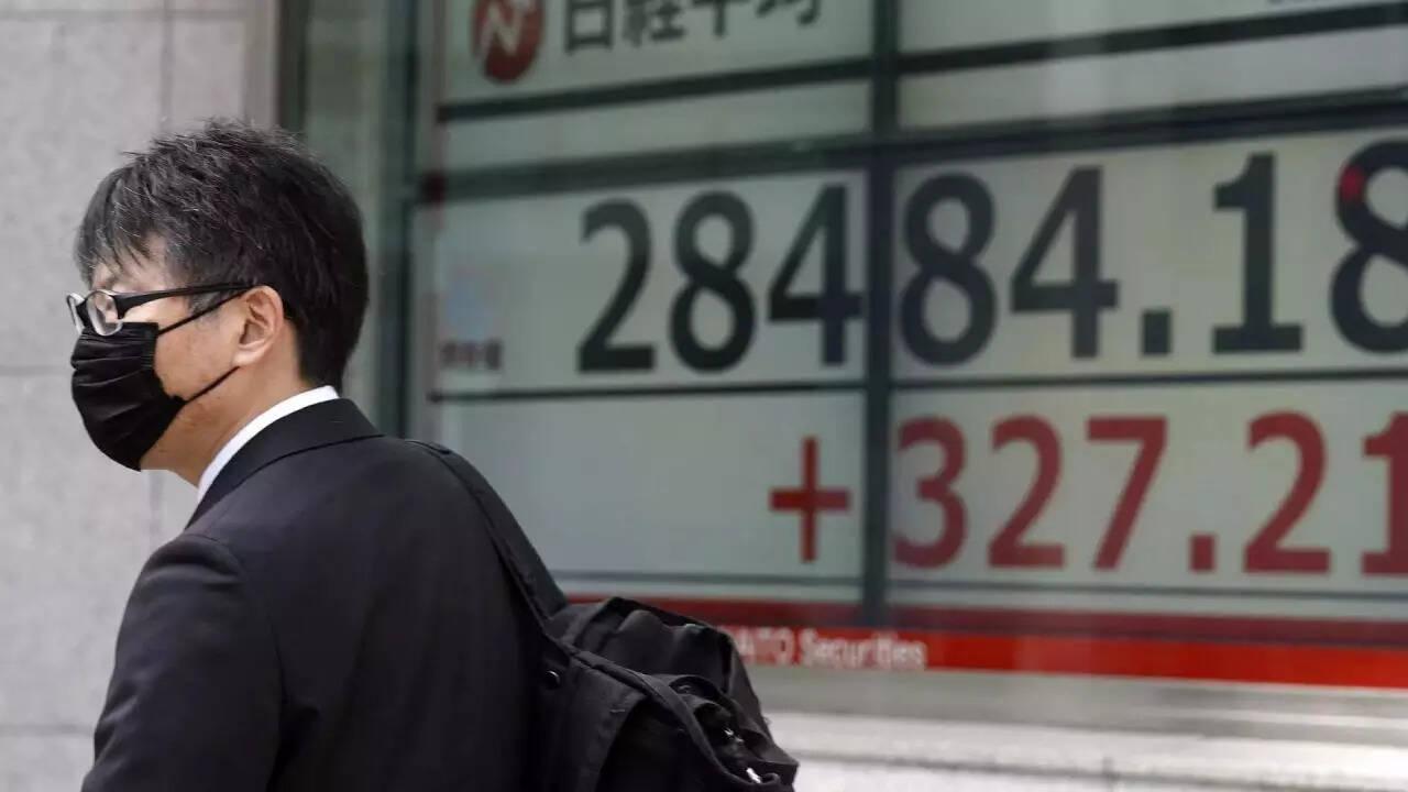 Global Market Today: Asian stocks drop at open, Brent snaps advances