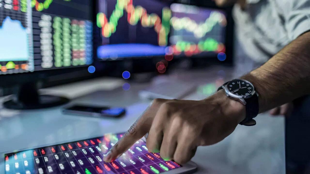 Metals, PSU banks drag markets down amid currency weakness and global uncertainty