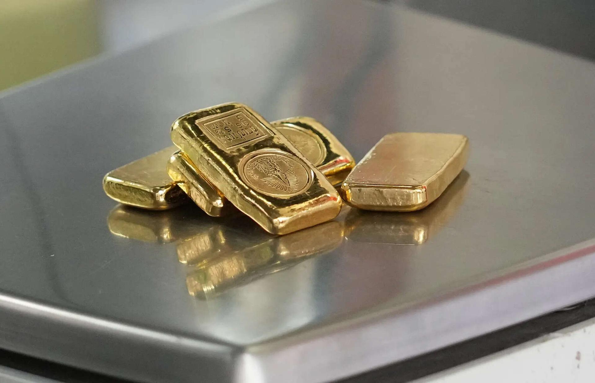 Gold falls 1% after Fed holds rates steady, signals rate hike this year