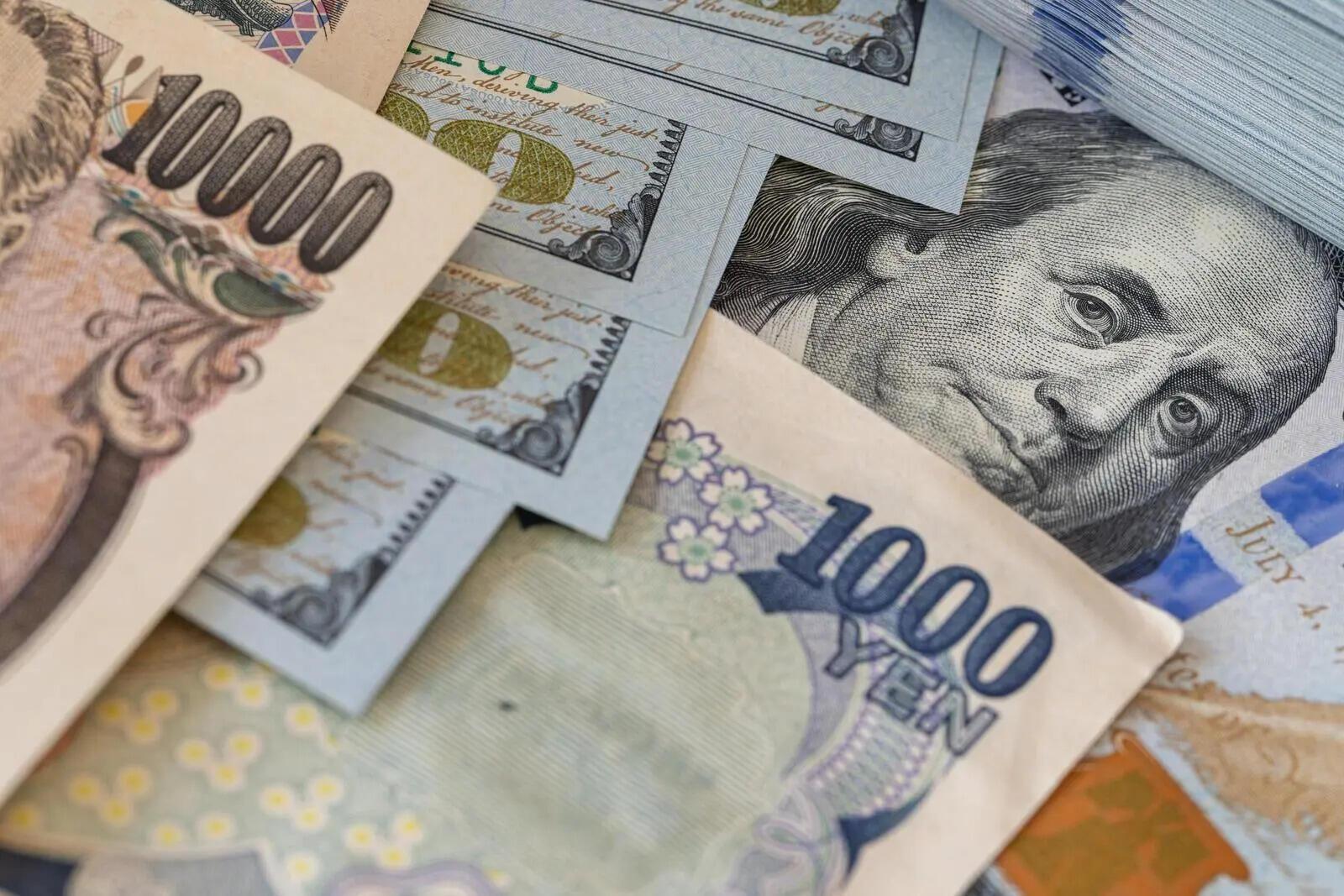 Dollar clings to two-month peak as Fed rate-hike bets mount, yen slides
