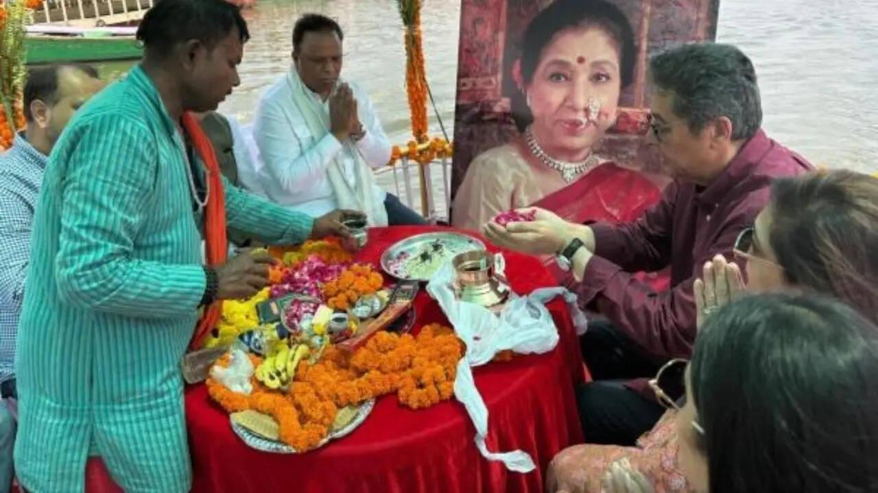 Asha Bhosle's ashes immersed in the Ganga, Zanai Bhosle breaks down