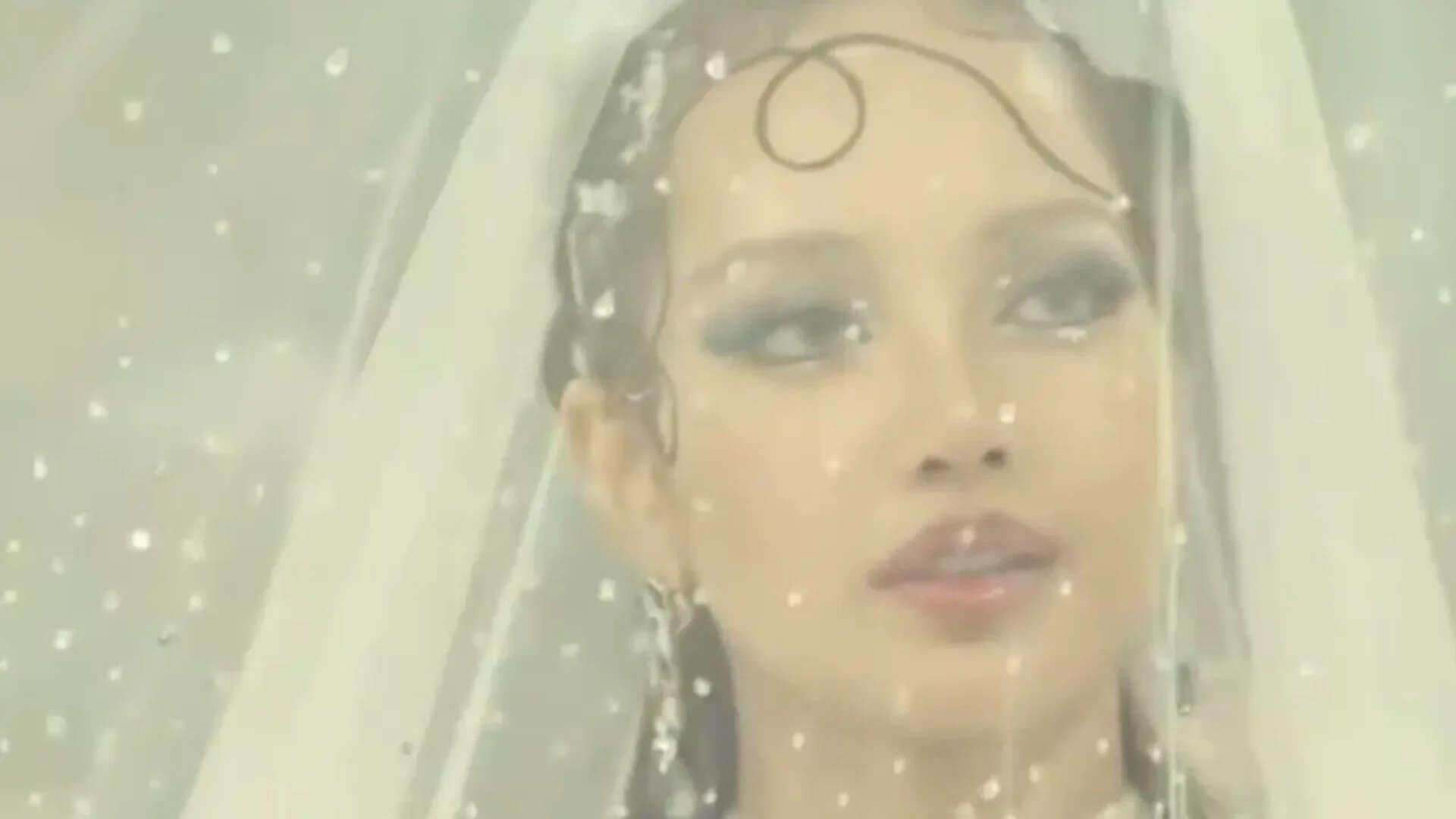 Lisa stuns Met Gala with 3D printed arms