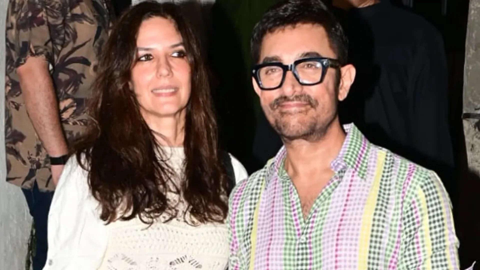 Aamir-Gauri hold hands at Ashoke Pandit's b'day - PICS