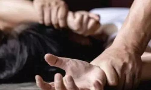మహిళపై అత్యాచారం... పోలీసుల విచారణ... పరారీలో సిఐ మల్లయ్య