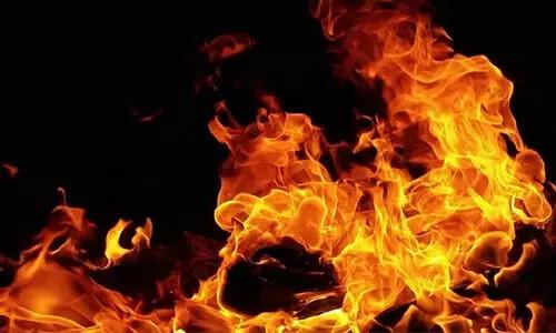 గ్యాస్ నింపుతుండగా పేలిన కారు ట్యాంక్ .. రెండు కార్లు, ఓ బైక్ దగ్ధం..