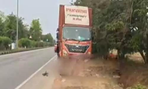 రోడ్డు ప్రమాదం..లారీ ఢీ: ఒకరు మృతి