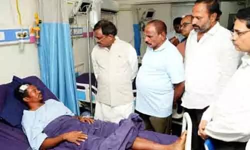 శంకర్‌పల్లి క్రేన్ ప్రమాదం.. గాయపడిన వారికి మంత్రి వివేక్ పరామర్శ