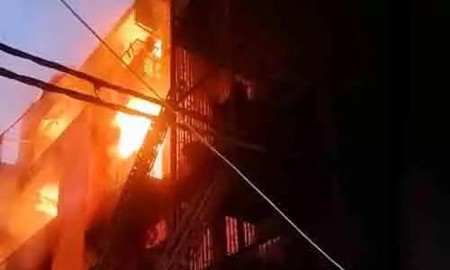 భవంతిలో అగ్నికీలలు.. 9మంది మృతి