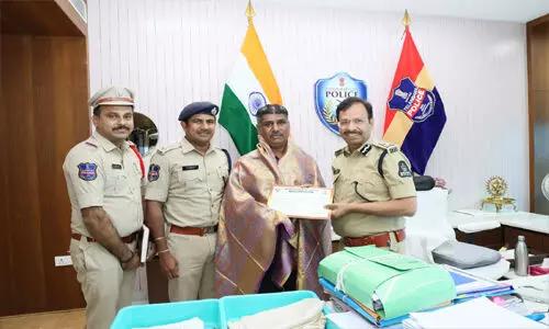 ప్రాణాలకు తెగించి రౌడీషీటర్‌ను పట్టుకున్న ఆటో డ్రైవర్