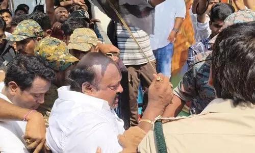 గంగుల ఇంటివద్ద ఉద్రిక్తత