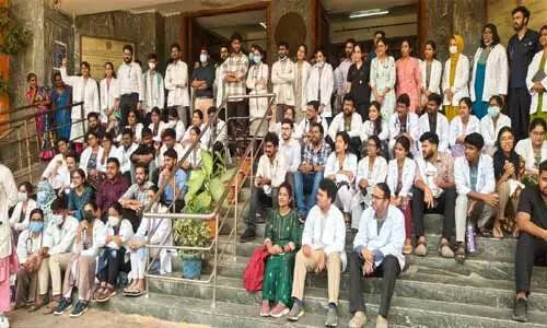 గాంధీలో జూడాల ధర్నా