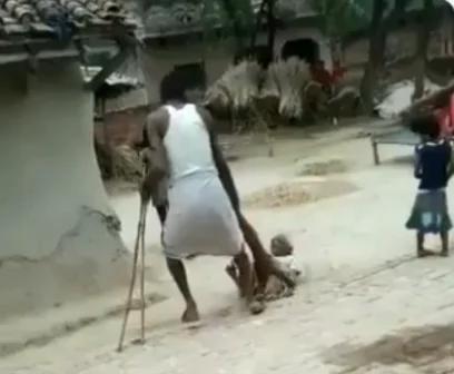 వృద్ధురాలిపై దారుణ దాడి.. వైరల్ అవుతున్న వీడియో