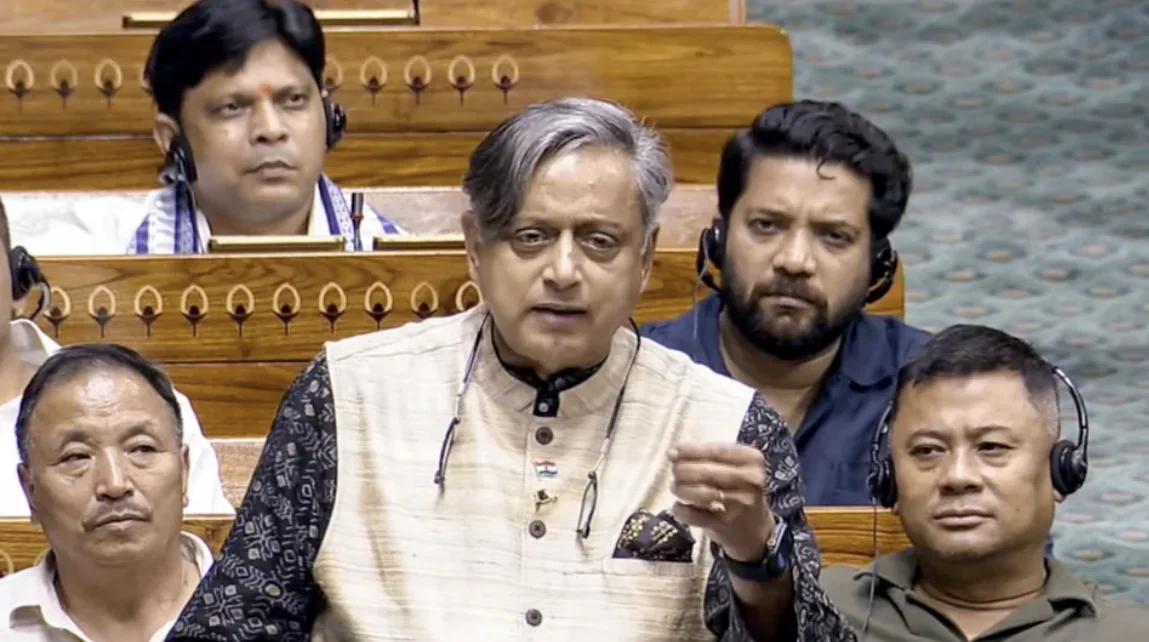 ఖర్గే ‘శుద్ధీకరణ’ వివాదానికి బీజేపీ సిద్ధాంతమే కారణం: శశి థరూర్