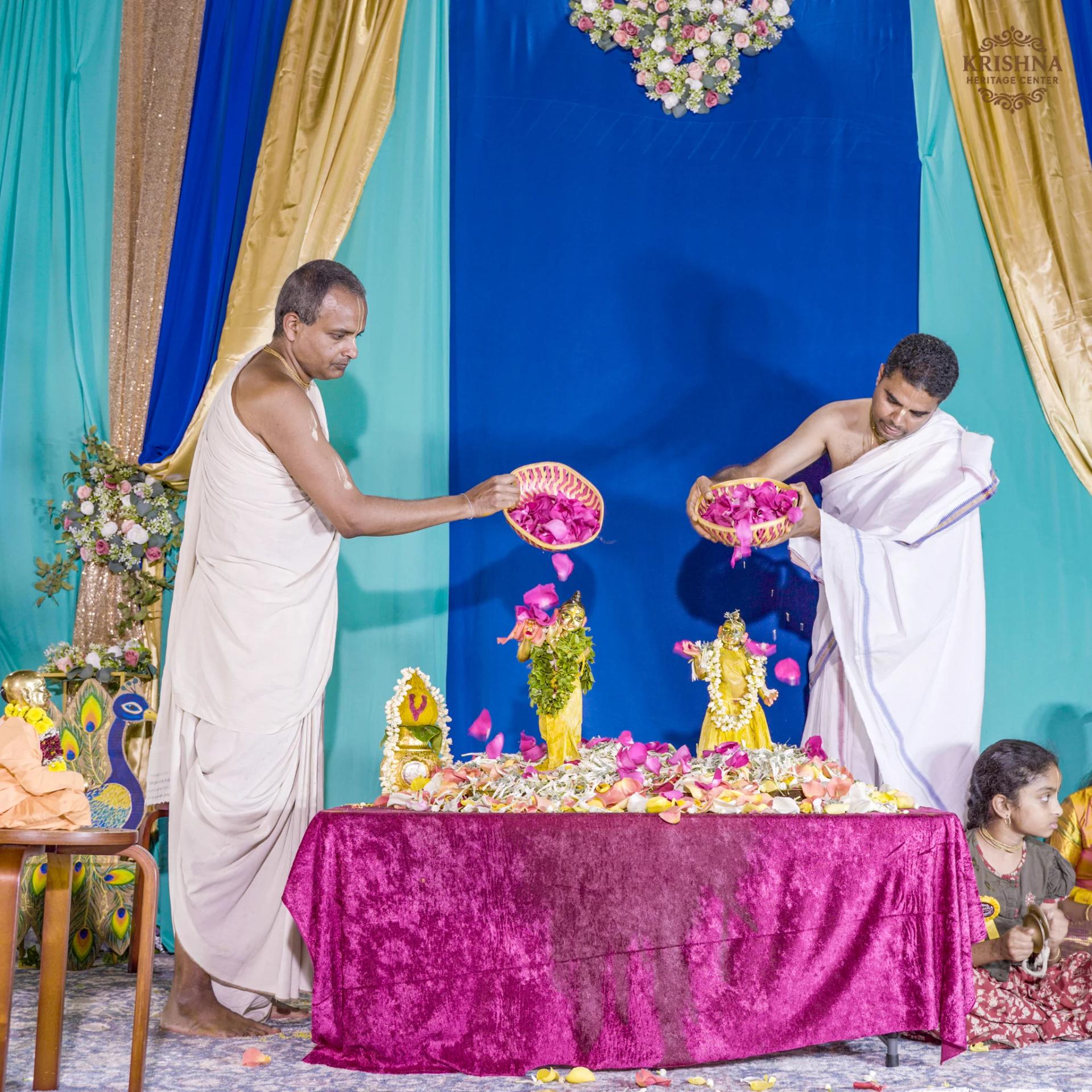 డల్లాస్లో వైభవంగా శ్రీకృష్ణ జన్మాష్టమి వేడుకలు..భక్తి, ఆధ్యాత్మికతతో మార్మోగిన కృష్ణ హెరిటేజ్ సెంటర్!