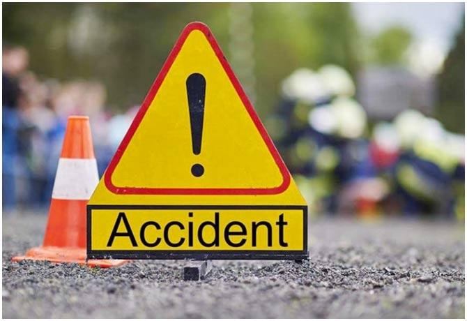 లారీని ఢీకొట్టిన కారు: ఇద్దరు మృతి