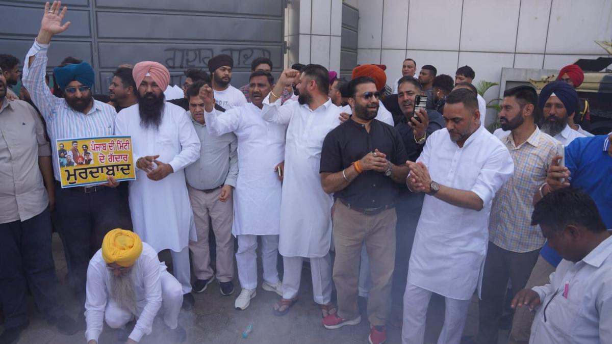 ‘Punjab de Gaddar’: AAP holds protests outside residences of MPs who quit to join BJP