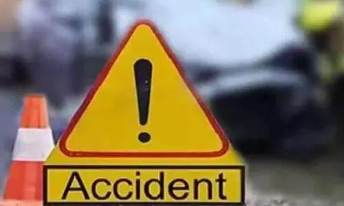 ఆటో డివైడర్ ను ఢీ: ఇద్దరు మహిళలు మృతి