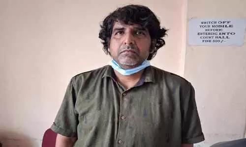 తల్లిదండ్రులను వేధించిన వ్యక్తికి జైలు శిక్ష