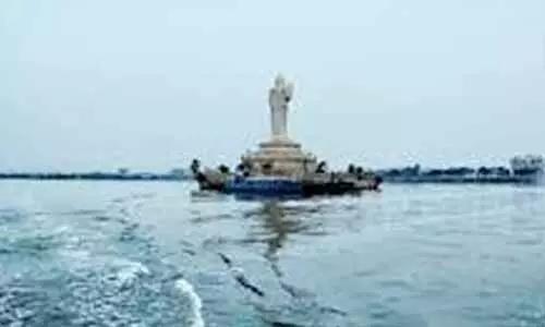 హుస్సేన్ సాగర్ లో యువతి మృతదేహం లభ్యం