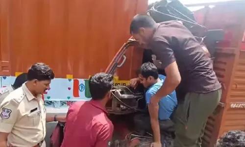శామీర్ పేటలో లారీని ఢీకొట్టిన డిసిఎం: ఒకరు మృతి