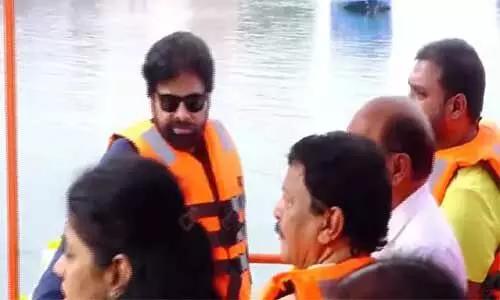 గోదావరిలో పవన్ పడవ ప్రయాణం..