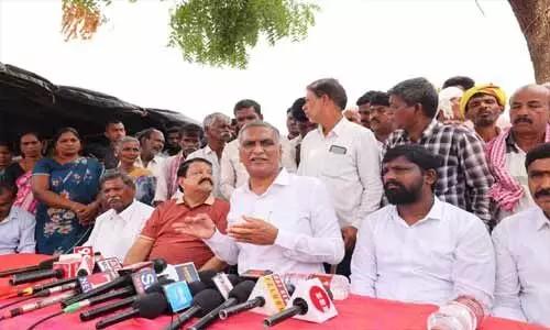 వడ్ల కొనుగోళ్లు లేక రైతుల అరిగోస: హరీశ్రావు