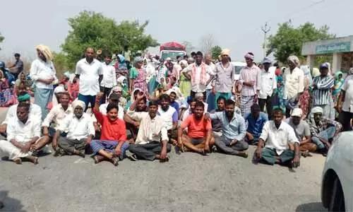 లారీలు పంపరు.. ధాన్యం కొనరు..రోడ్డెక్కిన రైతులు