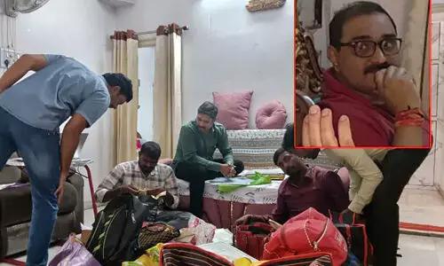 డిప్యూటీ డైరెక్టర్ నరహరి ఇంట్లో సోదాలు