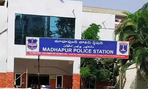 మాదాపూర్ లో నడిరోడ్డుపై యువకుడిని పొడిచి చంపి